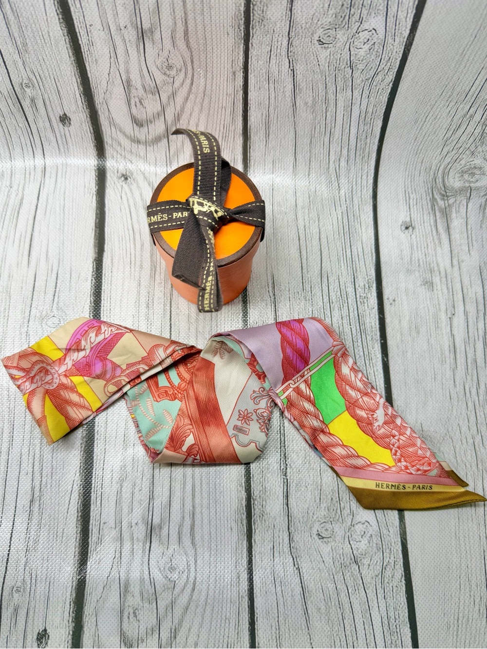 PRE LOVED Hermes 100% Silk Kelly en Perles Scarf Twilly
